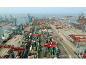 Foto areal suasana aktifitas bongkar muat peti kemas