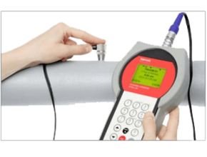 Wall thickness gauge NT with KATflow 200 in use