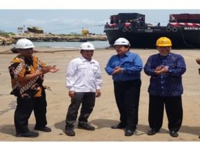 Dok Pantai Lamongan Merampungkan Kapal Tongkang Baru